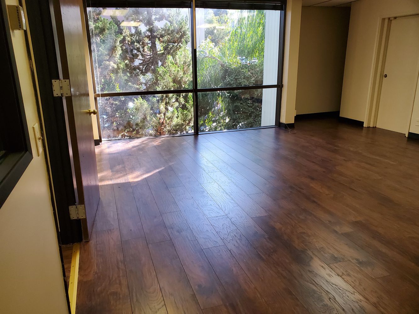 Very special, 1st floor gazebo level suite. 5 offices and open space.